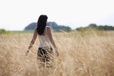 France, Picardie, Albert, Young woman strolling in cornfield. 
Photo : Jan Scherders