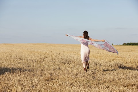 France, Picardie, Albert, Young woman running through stubble with shawl. 
Photo : Jan Scherders