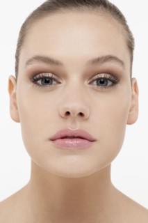 Portrait of young woman looking straight at camera. 
Photo : Jan Scherders