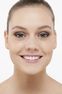 Portrait of smiling young woman. 
Photo : Jan Scherders