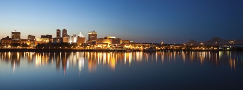 USA, Illinois, Peoria, City view at dusk. 
Photo : Henryk Sadura