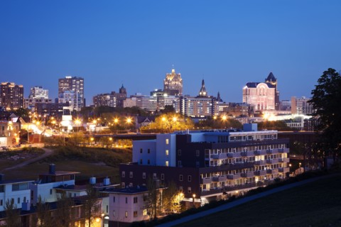 USA, Wisconsin, Milwaukee, City view at night. 
Photo : Henryk Sadura