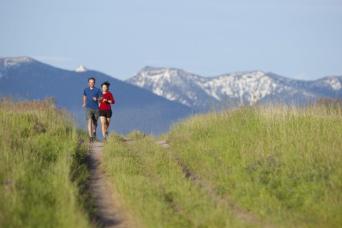 USA, Montana, Kalispell, Couple jogging in mountainside. 
Photo : Noah Clayton