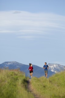 USA, Montana, Kalispell, Couple jogging in mountainside. 
Photo : Noah Clayton