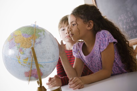 Schoolchildren (6-7) with globe. 
Photo : Rob Lewine