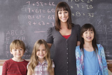 Teacher with schoolchildren (6-7,8-9). 
Photo : Rob Lewine