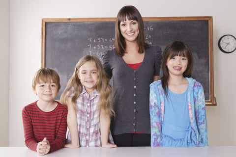 Teacher with schoolchildren (6-7,8-9). 
Photo : Rob Lewine
