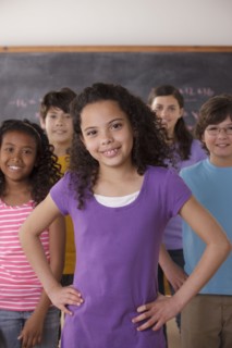 Portrait of pupils (10-11, 12-13) with blackboard in background. 
Photo : Rob Lewine