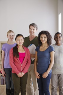 Teacher and teenage students (14-15, 16-17). 
Photo : Rob Lewine