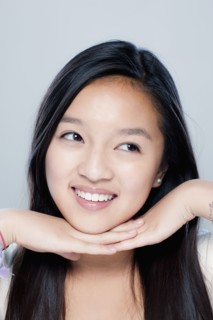 Portrait of teenage girl (14-15), studio shot. 
Photo : Rob Lewine