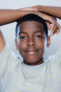 Portrait of teenage boy (14-15), studio shot. 
Photo : Rob Lewine