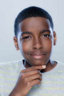 Portrait of teenage boy (14-15), studio shot. 
Photo : Rob Lewine