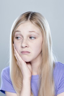 Portrait of teenage girl (14-15), studio shot. 
Photo : Rob Lewine