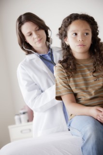Doctor examining girl (8-9). 
Photo : Rob Lewine