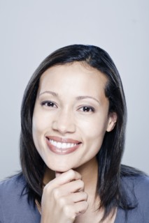 Portrait of happy young woman, studio shot. 
Photo : Rob Lewine