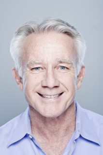 Portrait of smiling senior man, studio shot. 
Photo : Rob Lewine
