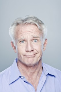 Portrait of confused senior man, studio shot. 
Photo : Rob Lewine