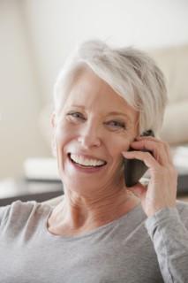 Smiling senior woman using mobile phone. 
Photo : Rob Lewine