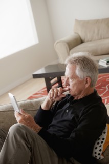 Senior man using digital tablet. 
Photo : Rob Lewine