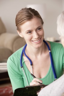 Female nurse with senior patient at home. 
Photo : Rob Lewine
