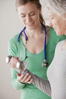 Female nurse with senior patient at home. 
Photo : Rob Lewine