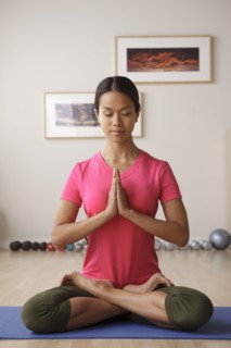 Young woman meditating. 
Photo : Rob Lewine