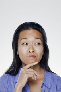 Portrait of confused young woman, studio shot. 
Photo : Rob Lewine