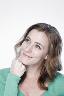 Portrait of smiling young woman, studio shot. 
Photo : Rob Lewine