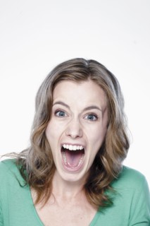 Portrait of screaming young woman, studio shot. 
Photo : Rob Lewine