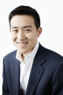 Portrait of smiling young man, studio shot. 
Photo : Jessica Peterson