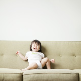 Baby girl (12-17 months) on sofa. 
Photo: Jessica Peterson