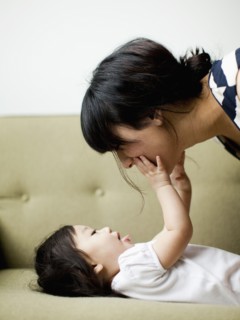 Mother with baby girl (12-17 months). 
Photo : Jessica Peterson