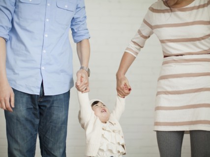 Young parents with baby girl (12-17 months). 
Photo : Jessica Peterson