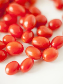 Close-up of goji berries, studio shot. 
Photo : Jessica Peterson