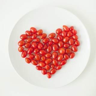 Goji berry heart on plate, studio shot. 
Photo : Jessica Peterson