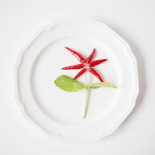 Flower on plate made out of food, studio shot. 
Photo : Jessica Peterson