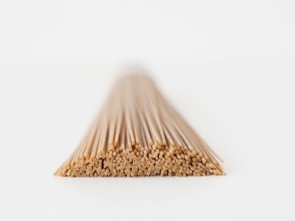 Bunch of dried spaghetti, close-up. 
Photo : Jessica Peterson