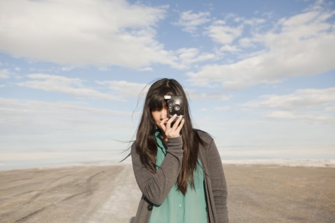 USA, Utah, Salt Lake City, Young woman taking photos. 
Photo : Jessica Peterson