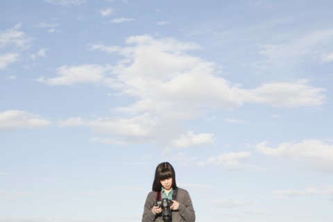 Young woman taking photos. 
Photo : Jessica Peterson