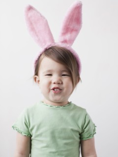Portrait of mixed-race girl (2-3) wearing bunny ears. 
Photo : Jessica Peterson