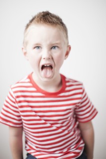 Portrait of toddler boy (2-3) sticking out tongue. 
Photo : Jessica Peterson