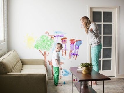 Mother telling toddler boy (2-3) off for painting on walls. 
Photo : Jessica Peterson
