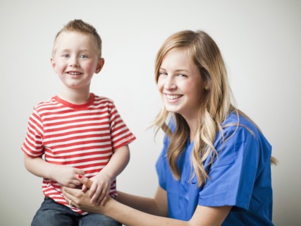 Mother talking to toddler boy (2-3) . 
Photo : Jessica Peterson