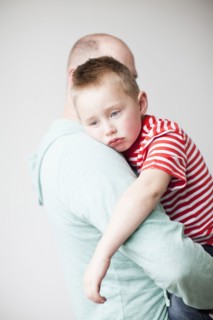 Father and toddler boy (2-3) embracing. 
Photo : Jessica Peterson