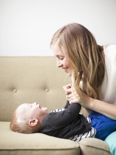 Mother embracing baby boy (12-17 months) . 
Photo : Jessica Peterson