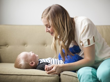Mother embracing baby boy (12-17 months) . 
Photo : Jessica Peterson