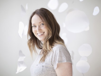 Portrait of cheerful young woman. 
Photo : Jessica Peterson