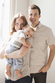 Young couple embracing baby boy (6-11 months) . 
Photo : Jessica Peterson