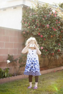 Young girl (4-5) using photographic camera. 
Photo : Jessica Peterson