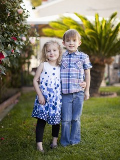 Outdoor portrait of girl (4-5) and boy (6-7) . 
Photo : Jessica Peterson